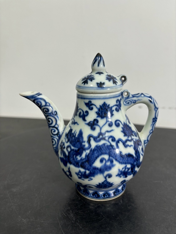 青花龙纹缠枝莲纹梨型壶