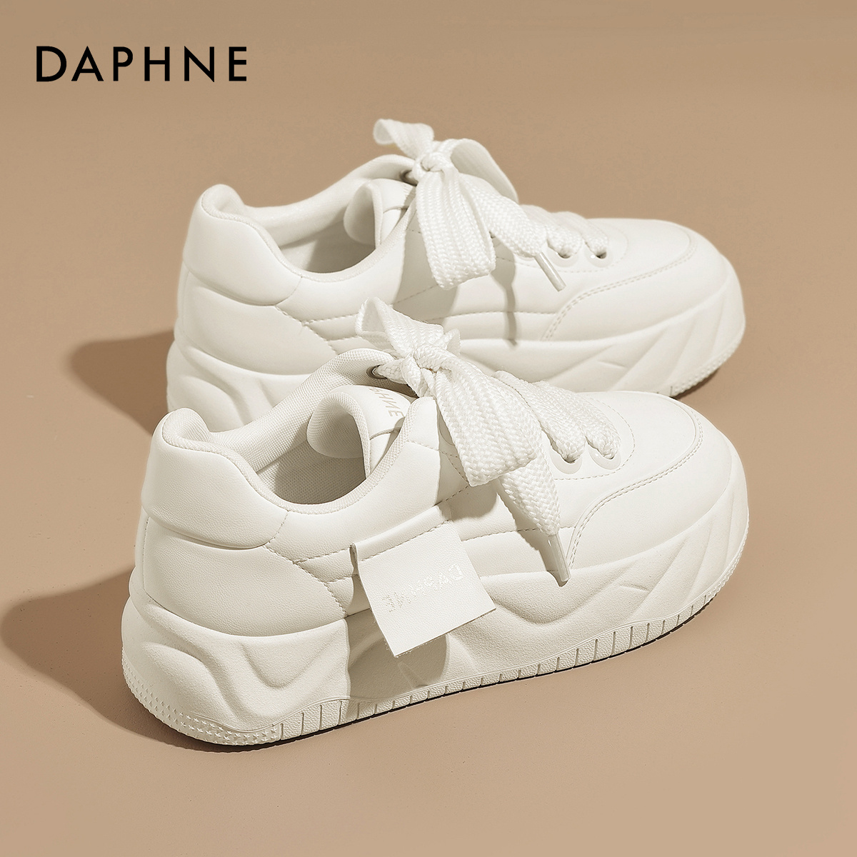 达芙妮网红小白鞋女款小众洋气新款春秋爆款百搭板鞋软底面包鞋