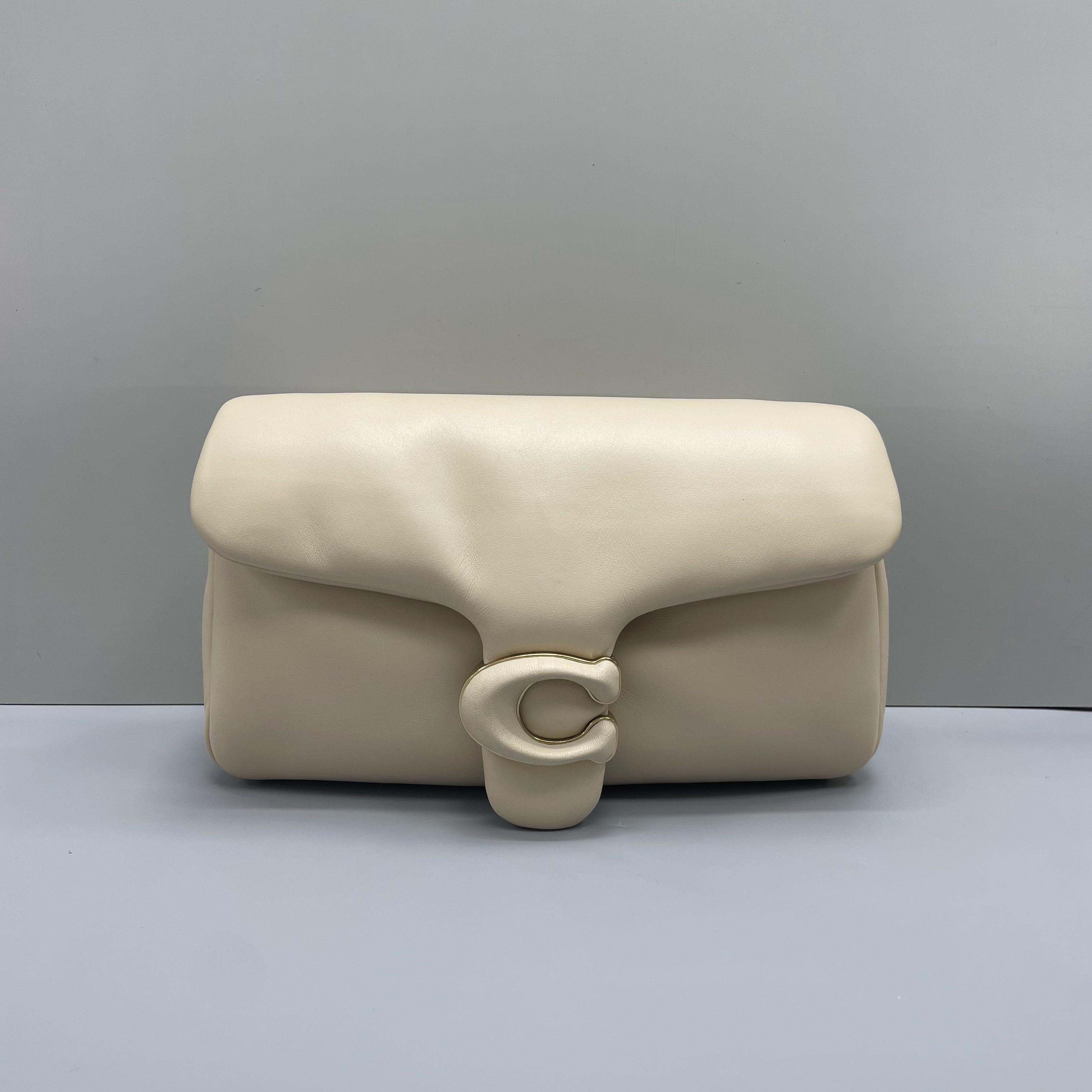 95新 COACH/蔻驰 小林/tabby26米白色云朵包26*14*8cmA060810