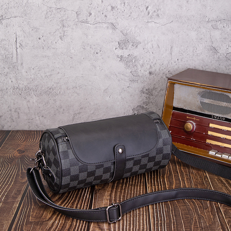 56格子男士单肩包个性圆筒包学生休闲斜挎包通勤斜跨小包男包潮