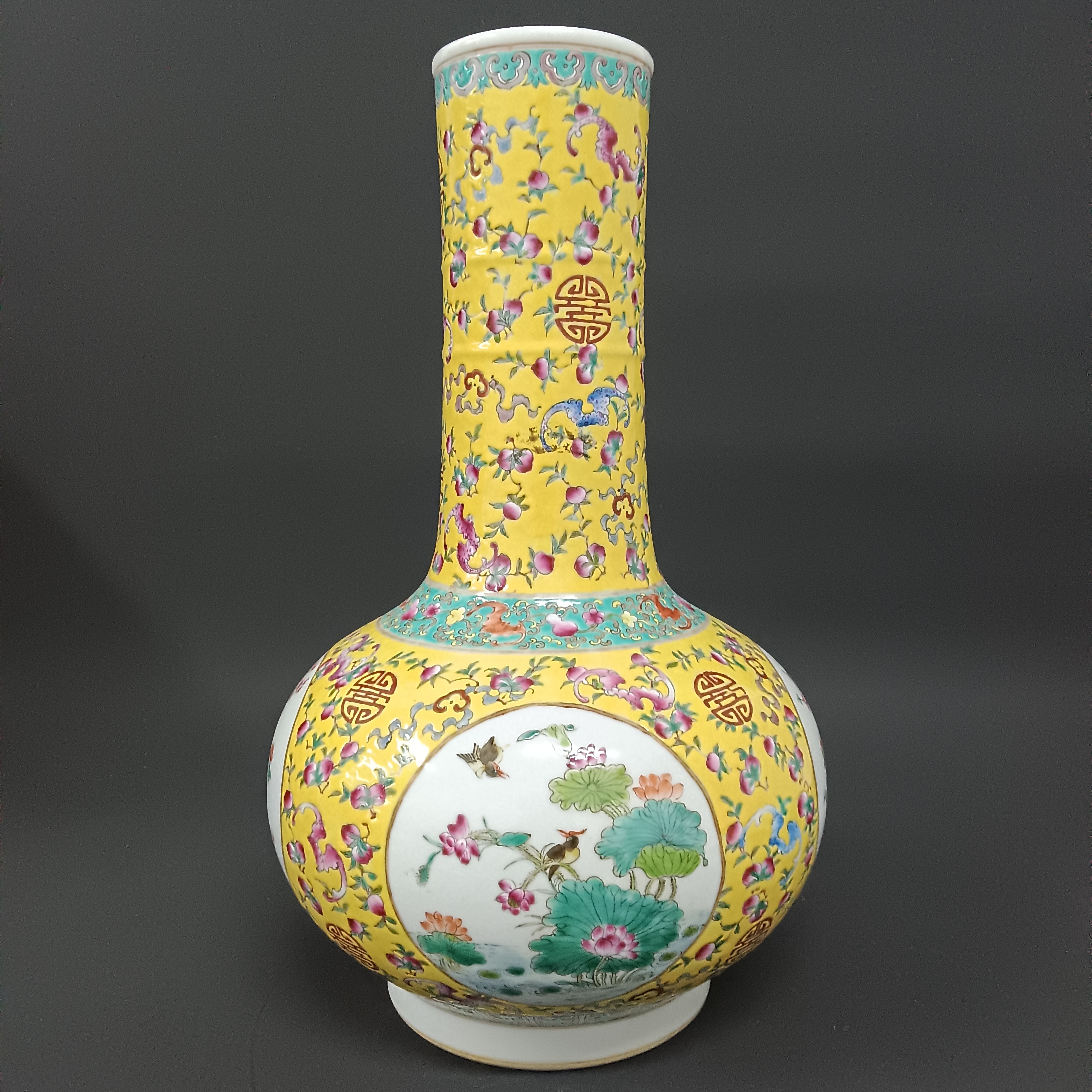 清代乾隆黄釉团寿桃纹开窗花鸟长颈瓶
