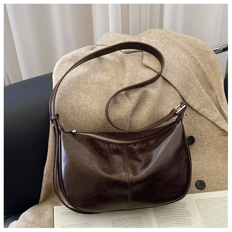 大容量包包女士2024新款复古质感百搭通勤大量容单肩斜挎包饺子包