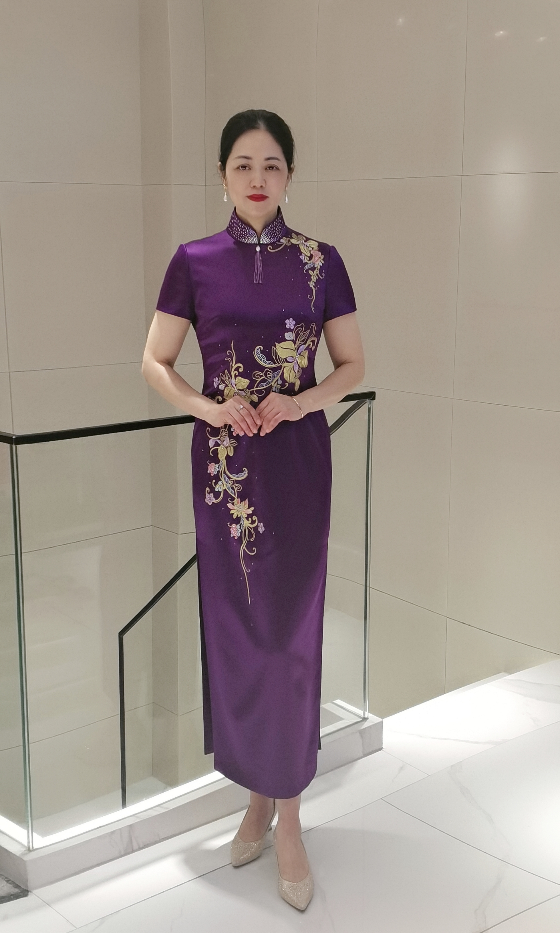 深紫色刺绣款旗袍裙气质