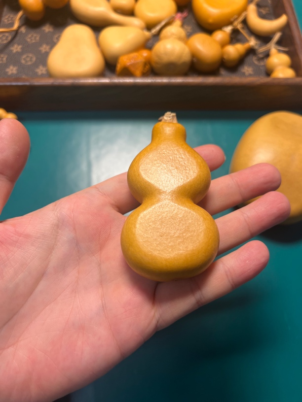 瓷皮厚皮，粗嘴，夹扁