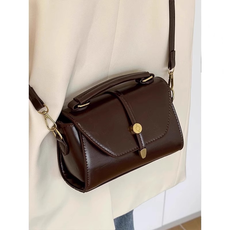 今年流行咖色小包包女士2025新款春夏高级质感轻奢小众斜挎马鞍包