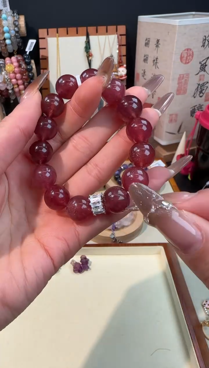 【闪购商品】石英质玉手串未镶嵌鸽血红草莓晶手串