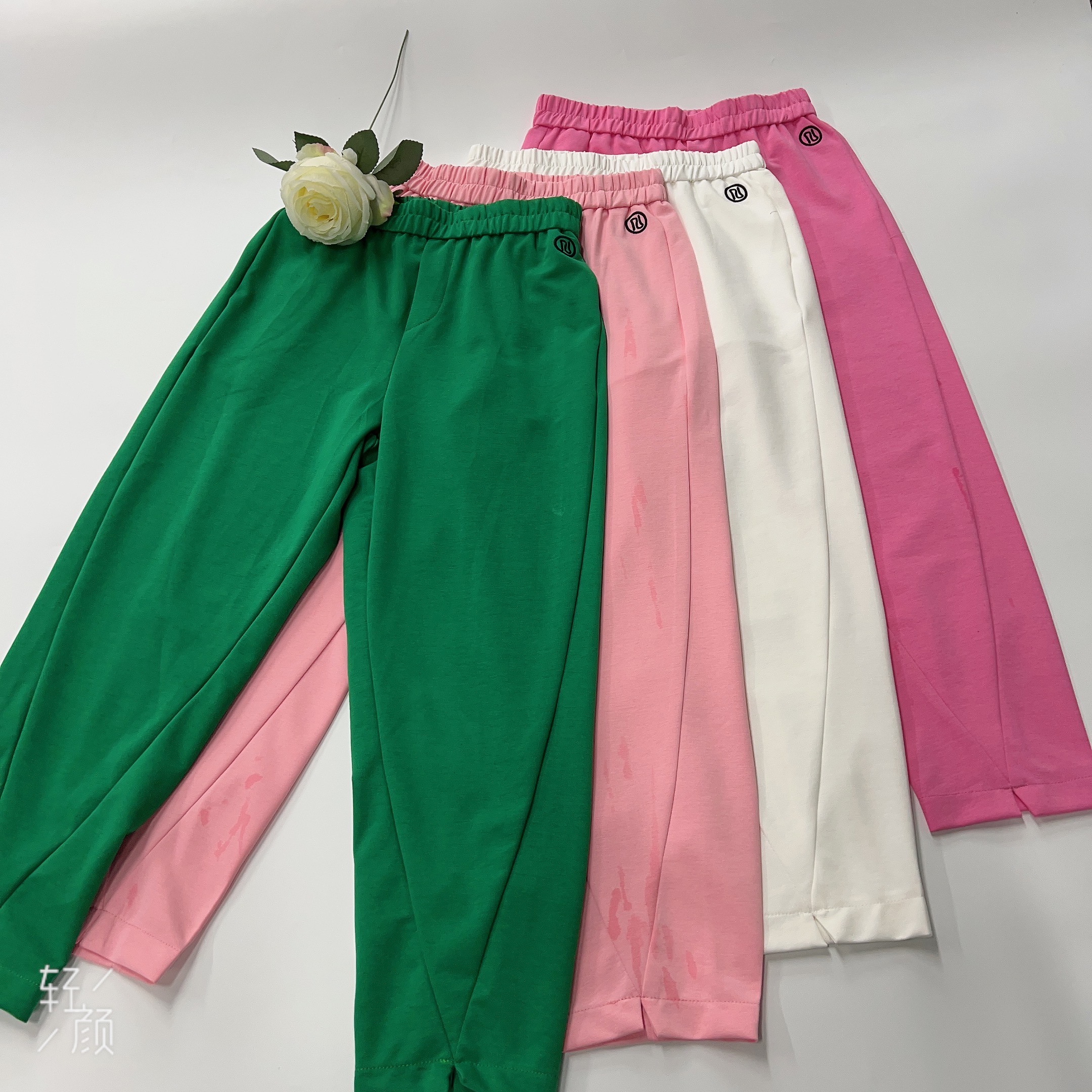 茜茜の恋爱舞服饰 开叉蛇标休闲裤2325