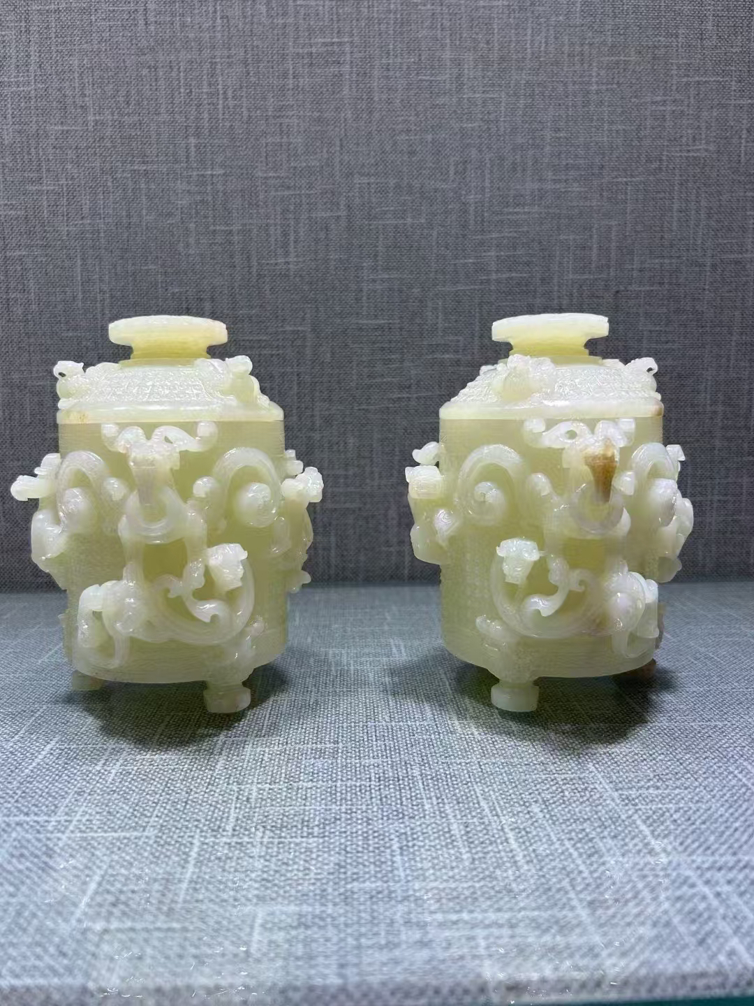 和田玉螭龙白玉被子，雕工精细，器形流畅