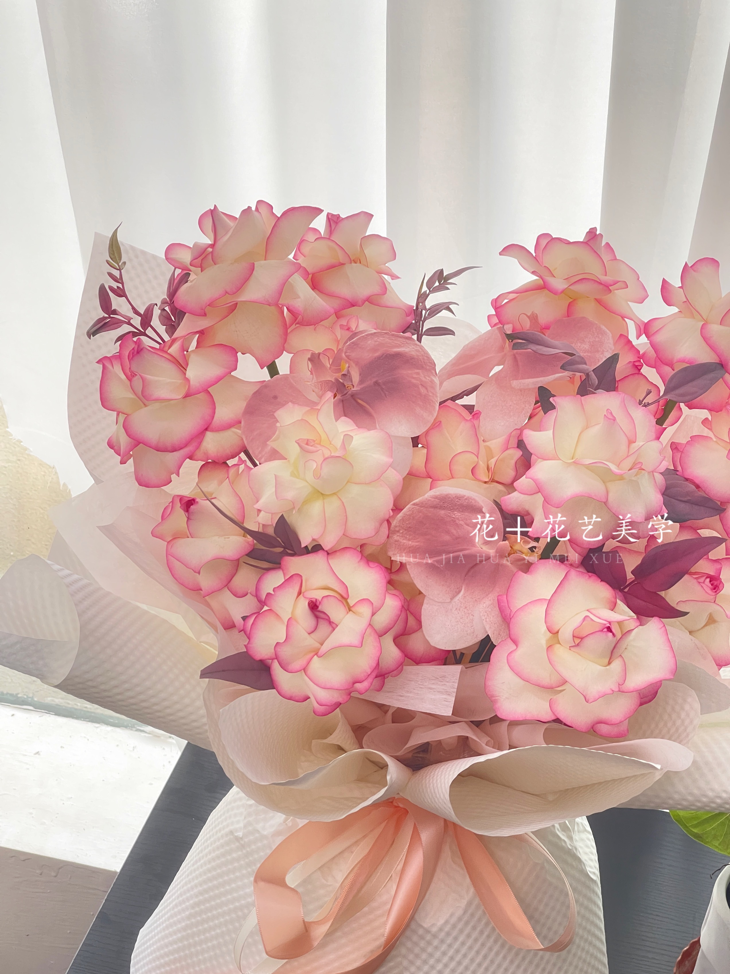 爱莎玫瑰19支搭配蝴蝶兰花束