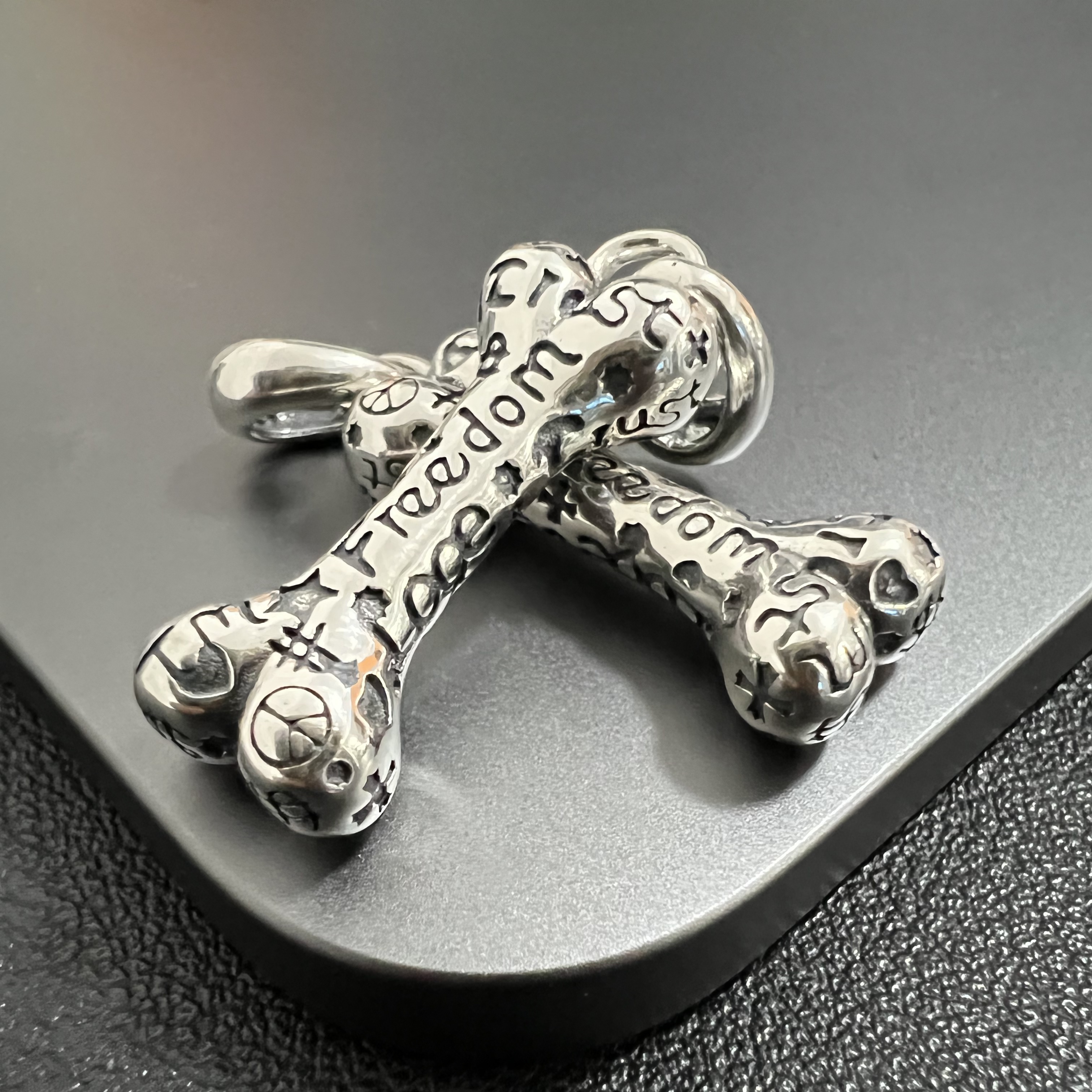 吊坠925银 S925纯银 小众设计双面涂鸦骨头吊坠 男女潮酷个性挂坠