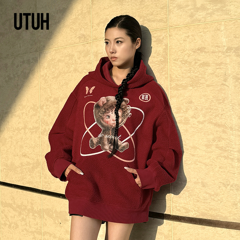 UTUH酒红色磨毛抓毛工艺减龄趣味街头卡通布偶印花卫衣TDWFW2N323