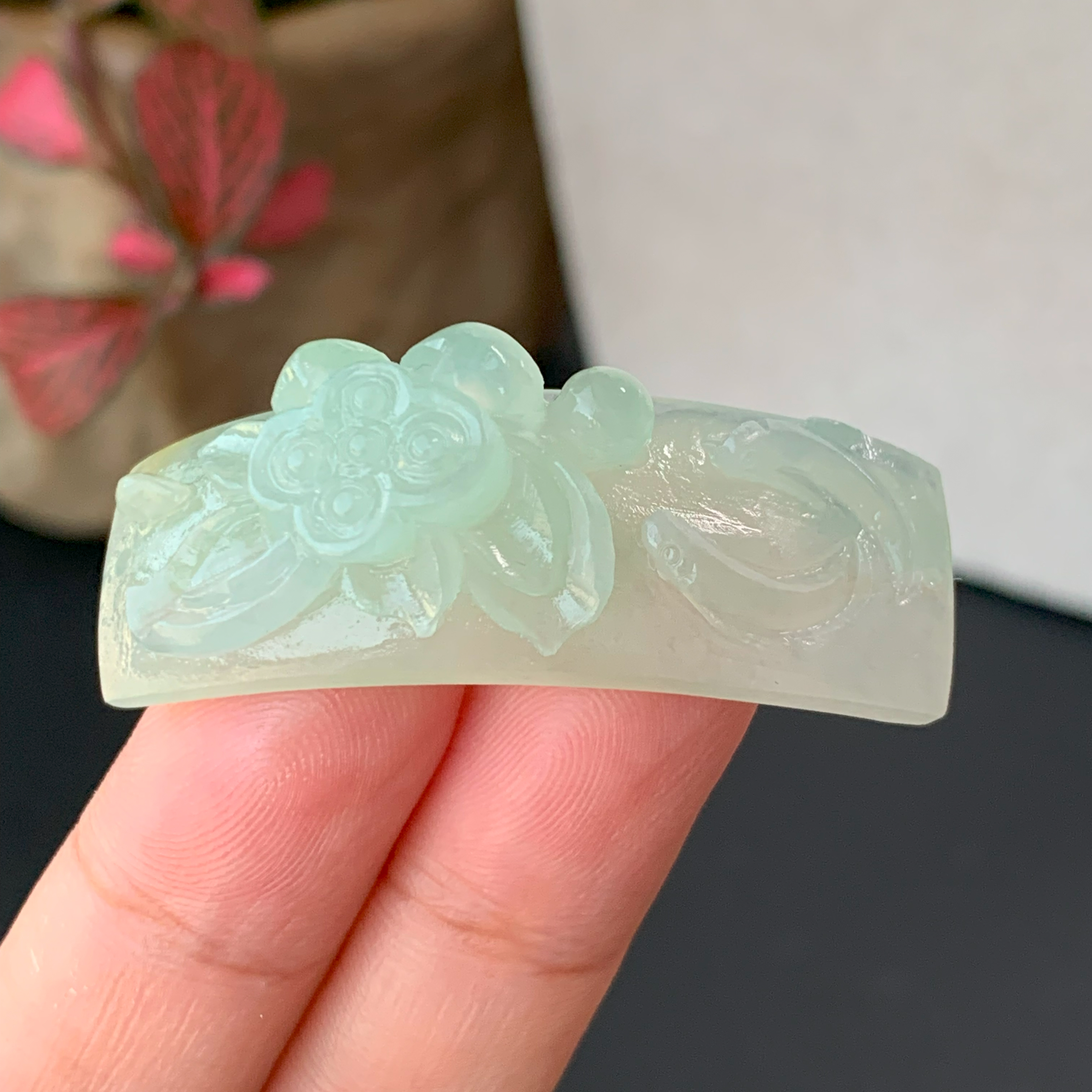 【自然光实拍】清澈 天然翡翠A货冰晴色莲蓬鱼手牌 定制毛货未抛光