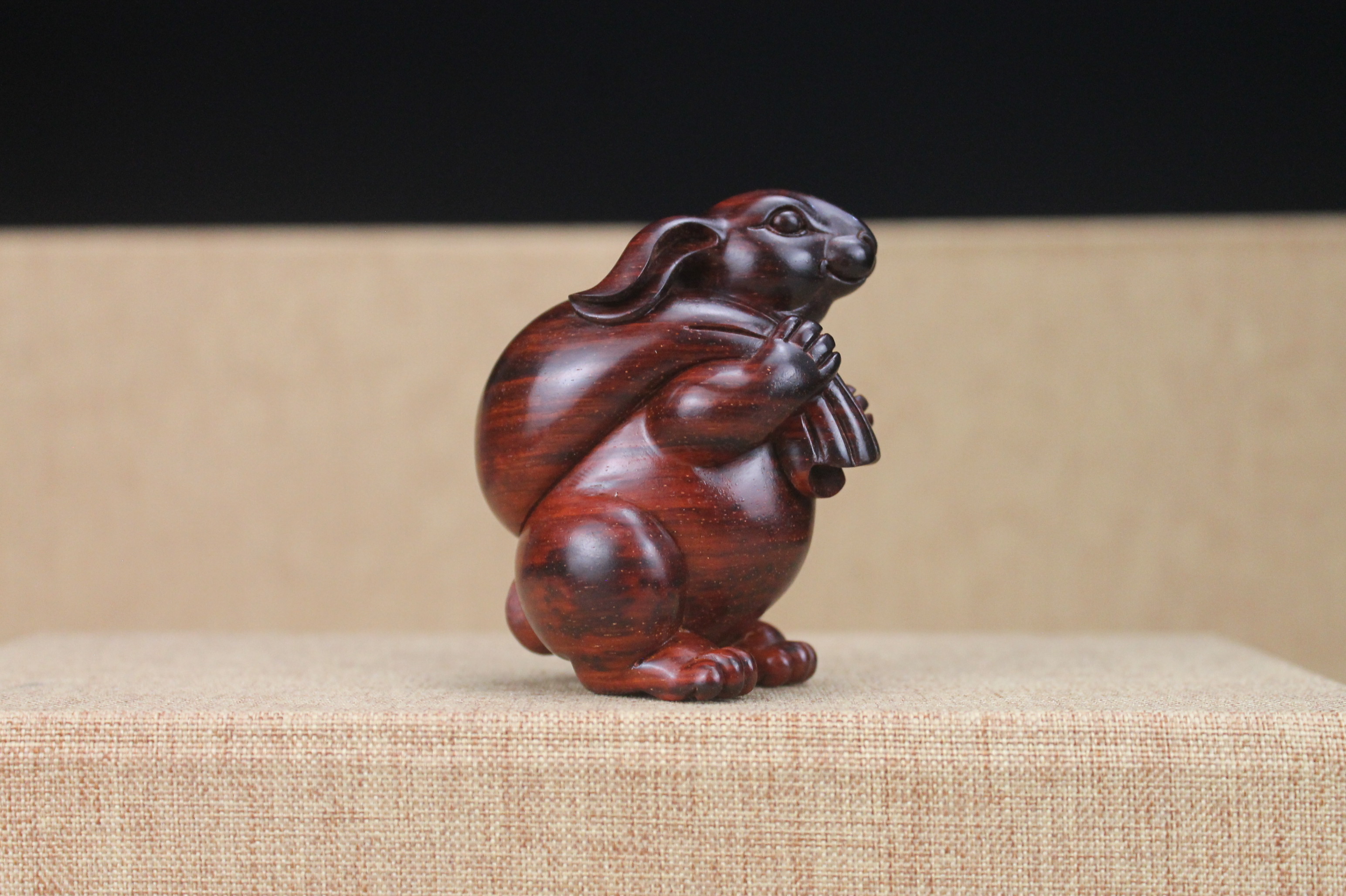 小叶紫檀，百艺手工雕刻有钱兔（有前途）长5.5宽4高6.5厘米，71克