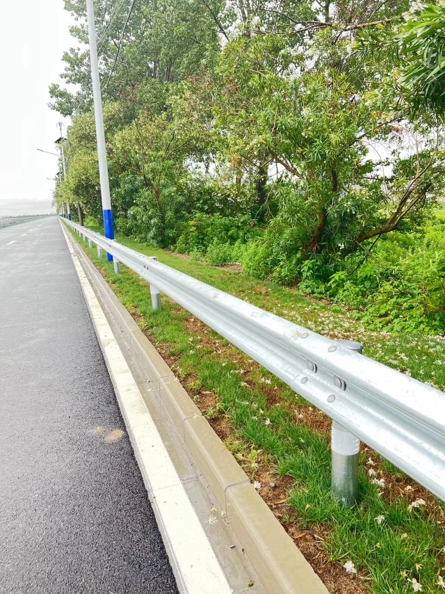 热镀锌公路防撞波形护栏板乡村道路双波纹梁钢板马路防护波形护栏