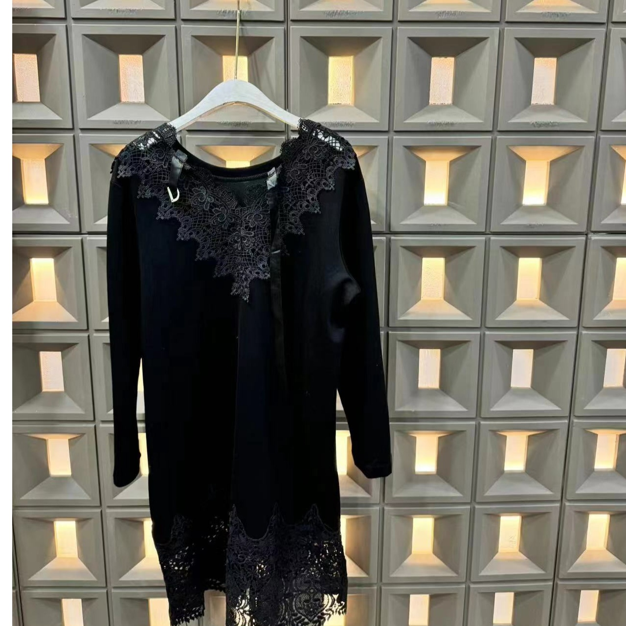 Yang NaNa+【流浪丹宁风】百搭大版下摆镂空蕾丝大T恤8406