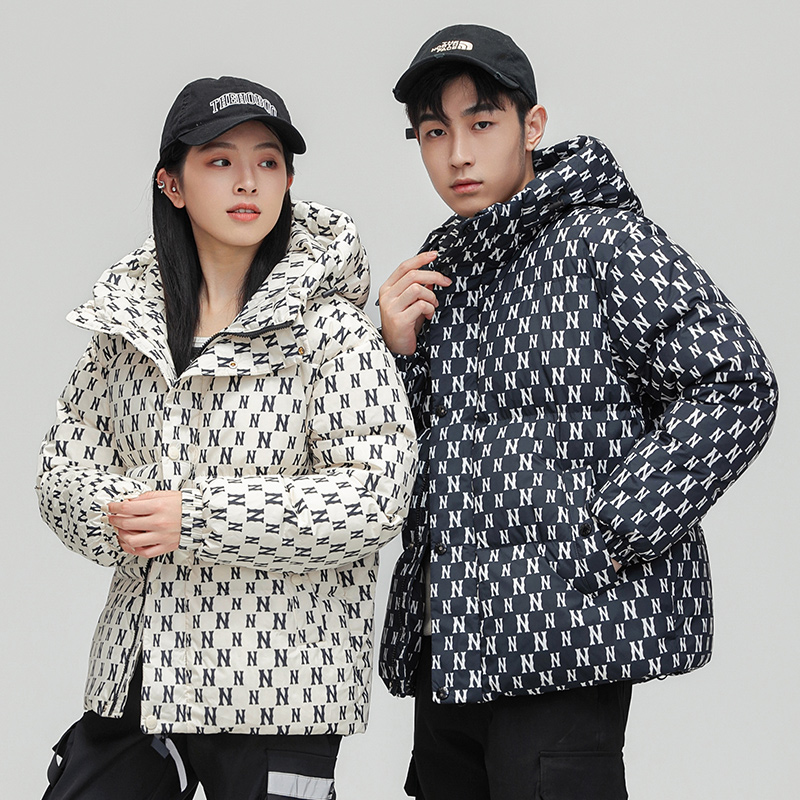 波司登冬季情侣款羽绒服男女短款加厚潮流满印连帽宽松面包服外套
