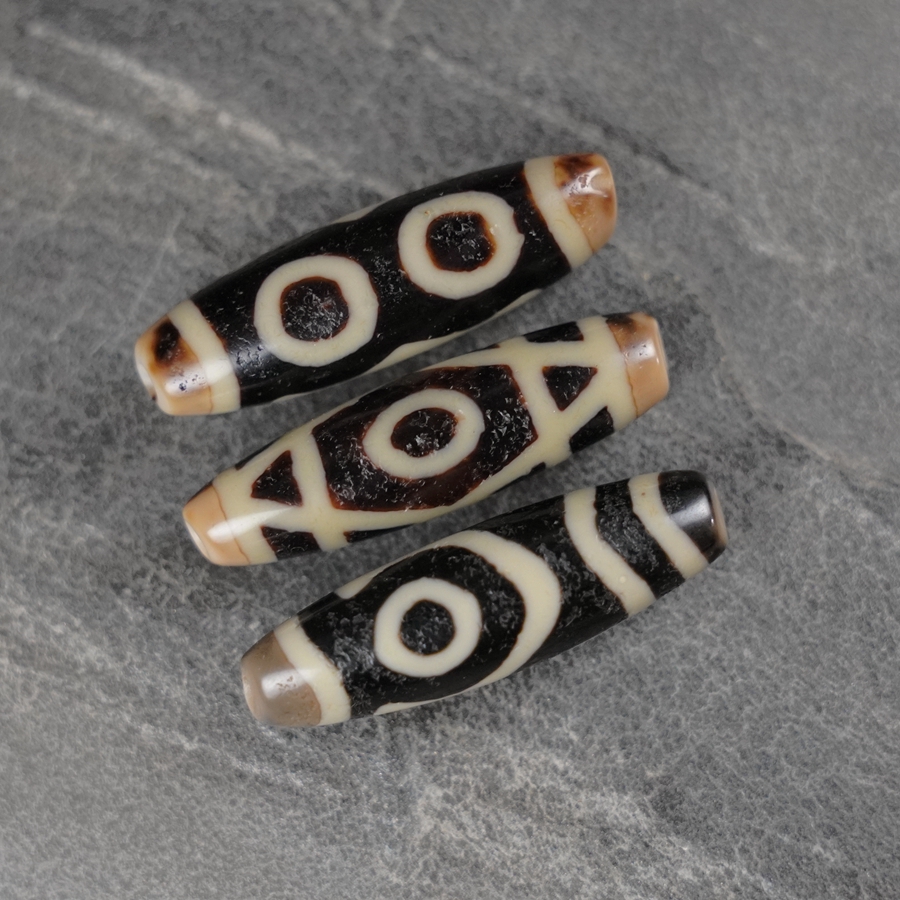 早期老冯珍品页岩莹光版三眼两眼条纹玛瑙