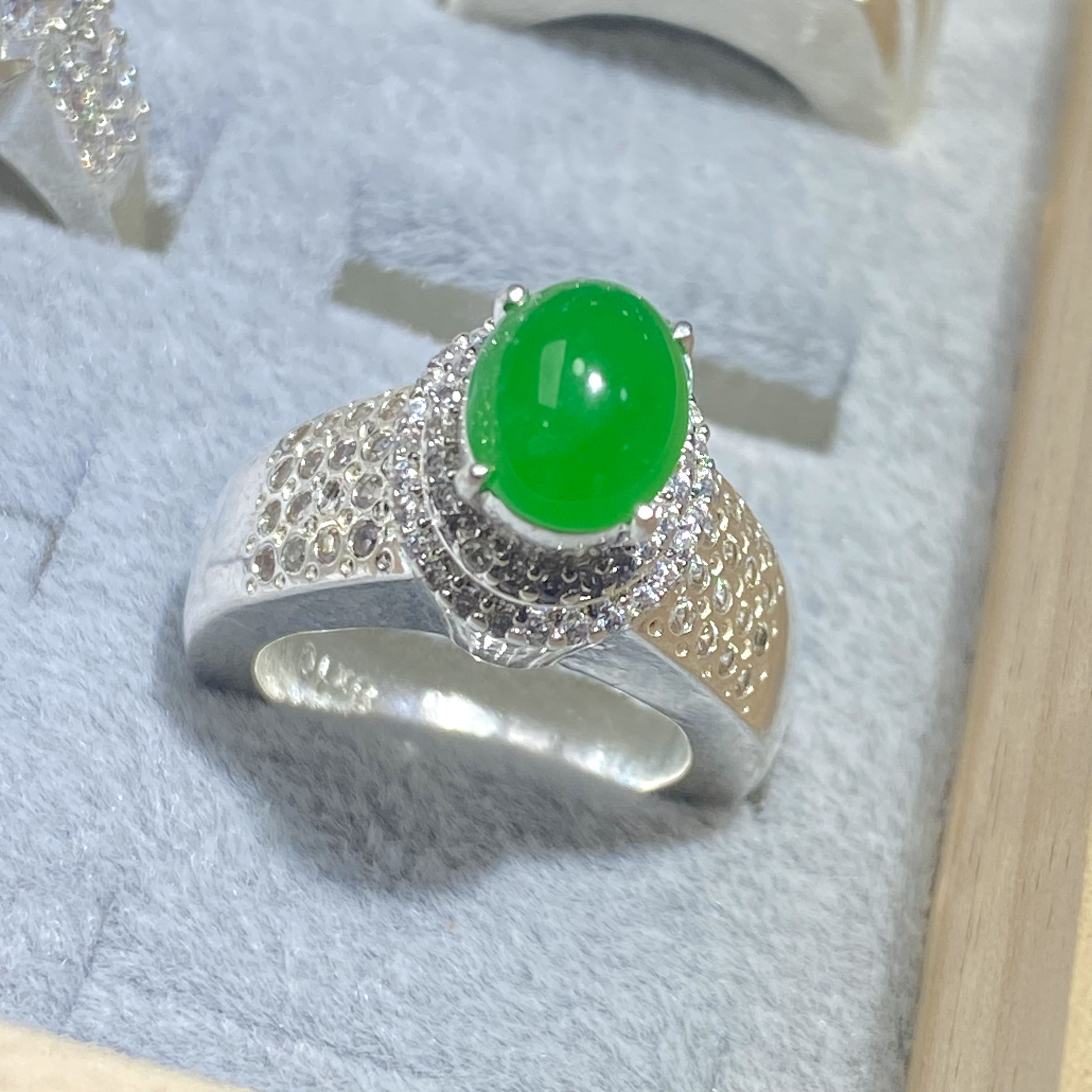 天然缅甸翡翠A货满色阳绿蛋面铜托裸石9.7x8x4.3