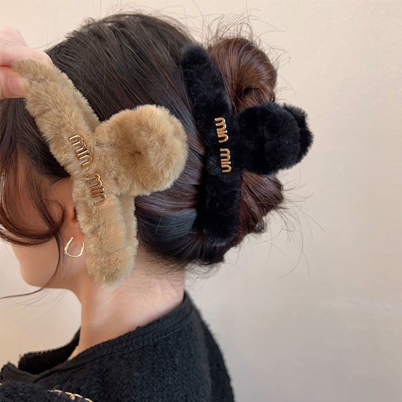 [小杨直播]新款秋冬毛毛抓夹女超大号毛绒鲨鱼夹气质字母发量多后