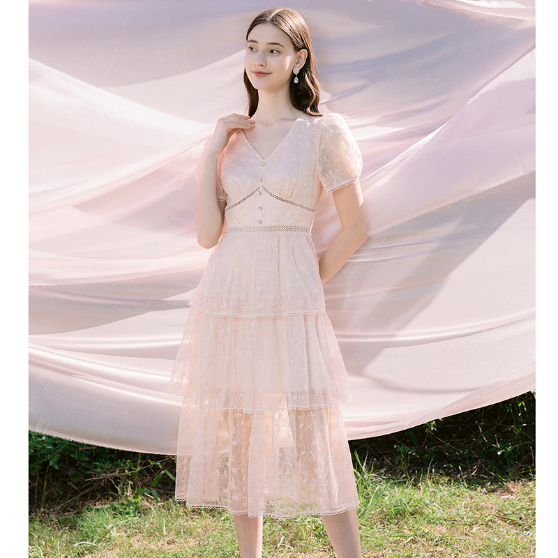 【陈大可专属】恩曼琳夏季法式优雅高腰V领刺绣蕾丝连衣裙EANDBA59