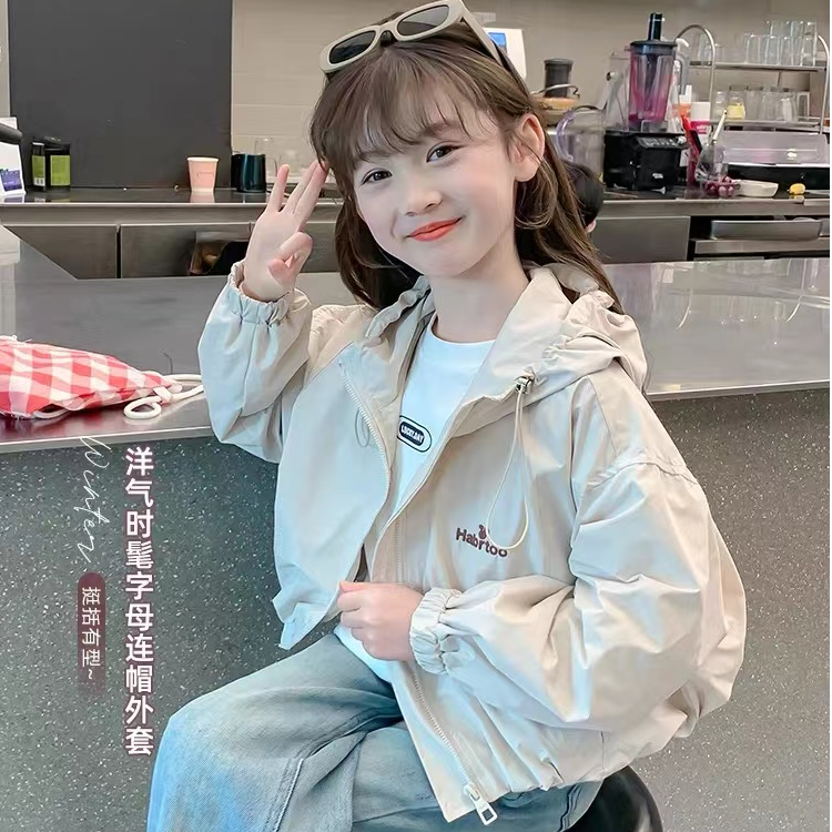 女童冲锋衣外套秋装2025新款洋气儿童春秋款小女孩运动连帽上衣潮