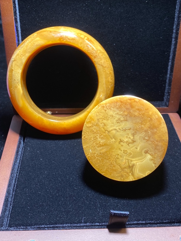 缅甸琥珀雪花蜜蜡手镯，蜜蜡花纹独特，圈口57.8mm，重109克