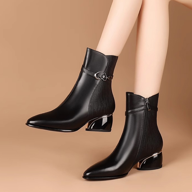 真皮尖头短靴女粗跟2025秋冬新款黑色马丁靴女靴时尚中跟大码女鞋