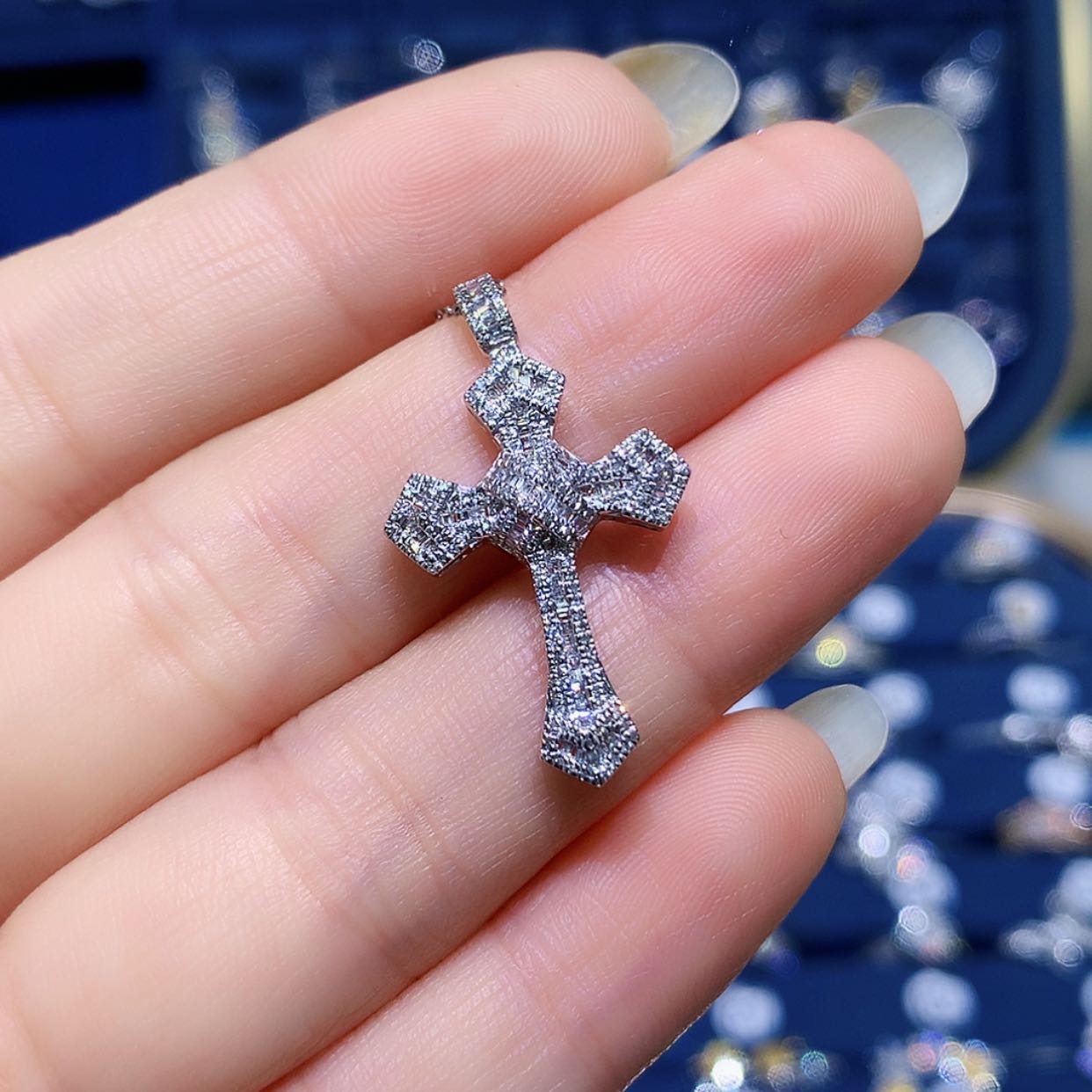 【闪购商品】钻石吊坠(不含链)18K金镶嵌