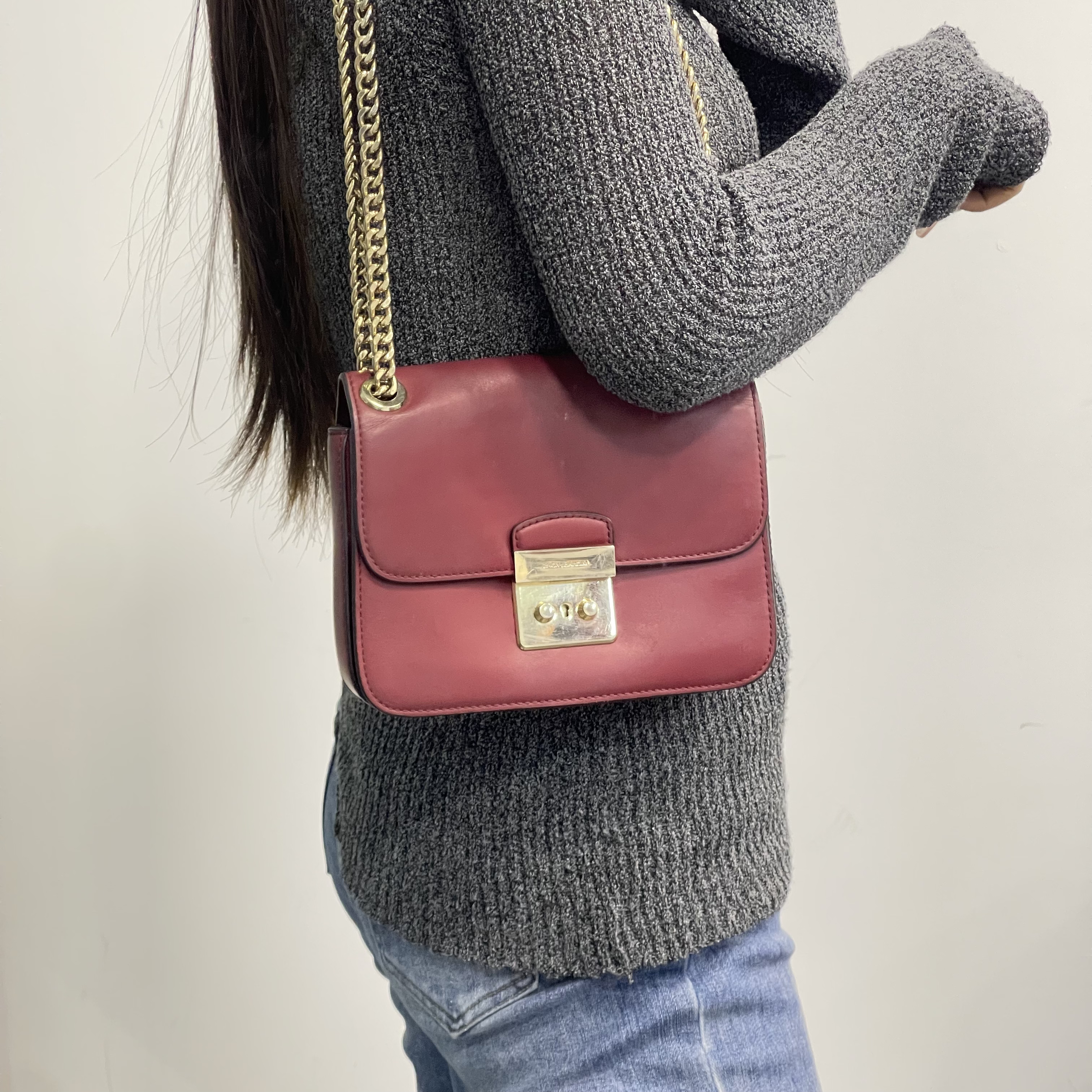 95新 MICHAELKORS/迈克高仕 2050/酒红色翻盖链条豆腐包