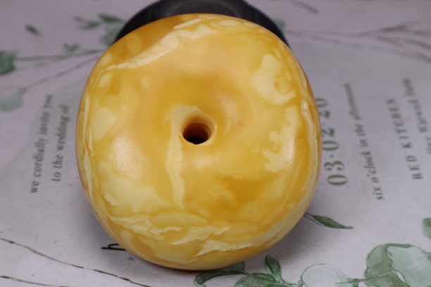 天然琥珀蜜蜡石膏饼子吊坠精美简约男款女款时尚潮流情侣