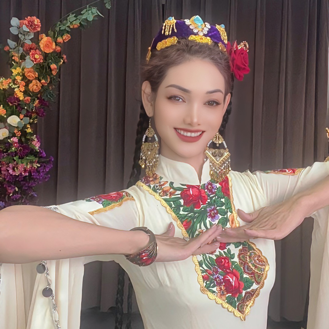 米白色重工台上舞蹈表演服雪纺面料720大裙摆转业舞蹈服系列女装