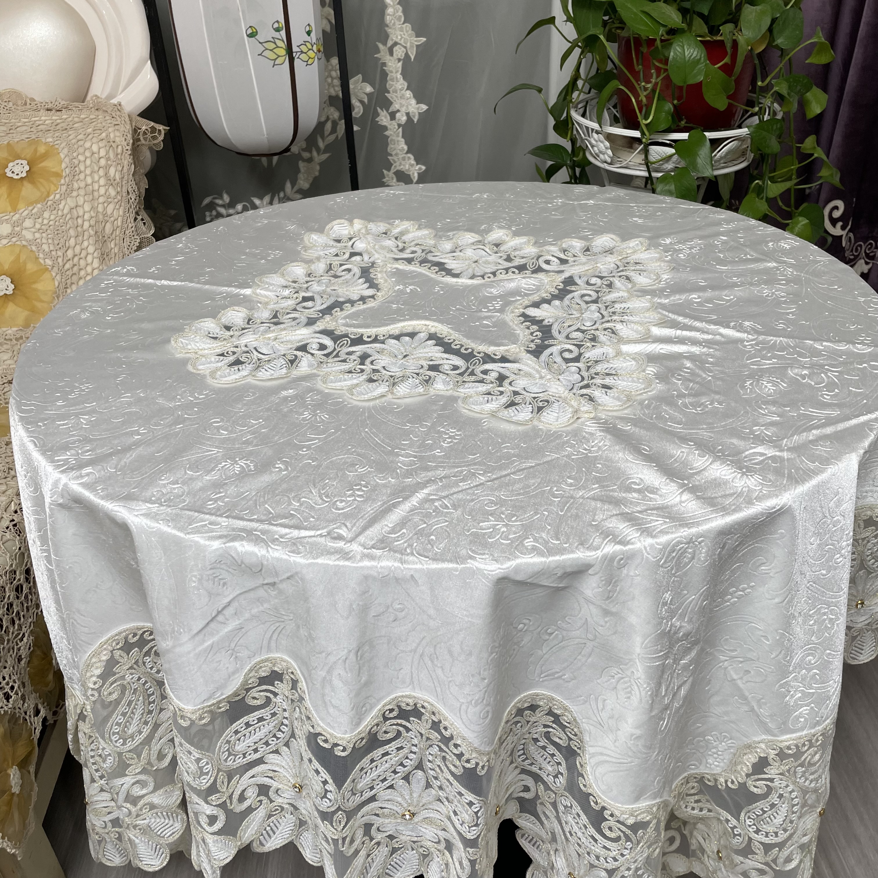 DY205-18金丝绒(150cm方）白色金丝绒锁链绣桌布