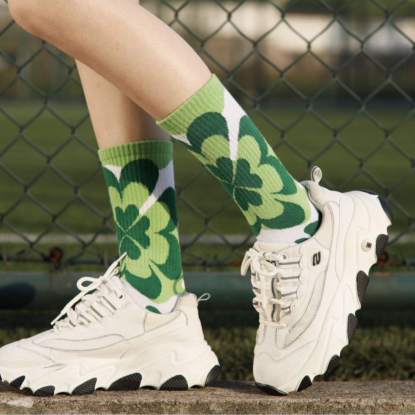 袜子休闲情侣透气绿色中筒潮袜潮流网红泫雅跑步提花运动系吸汗