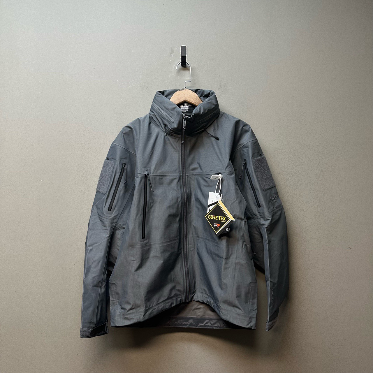 Arcteryx 始祖鸟 / 06927/Alpha jacket gen2军鸟狼灰硬壳冲锋衣