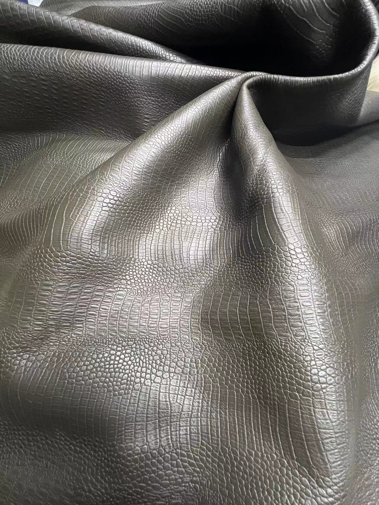 黑色鳄鱼纹头层牛皮
