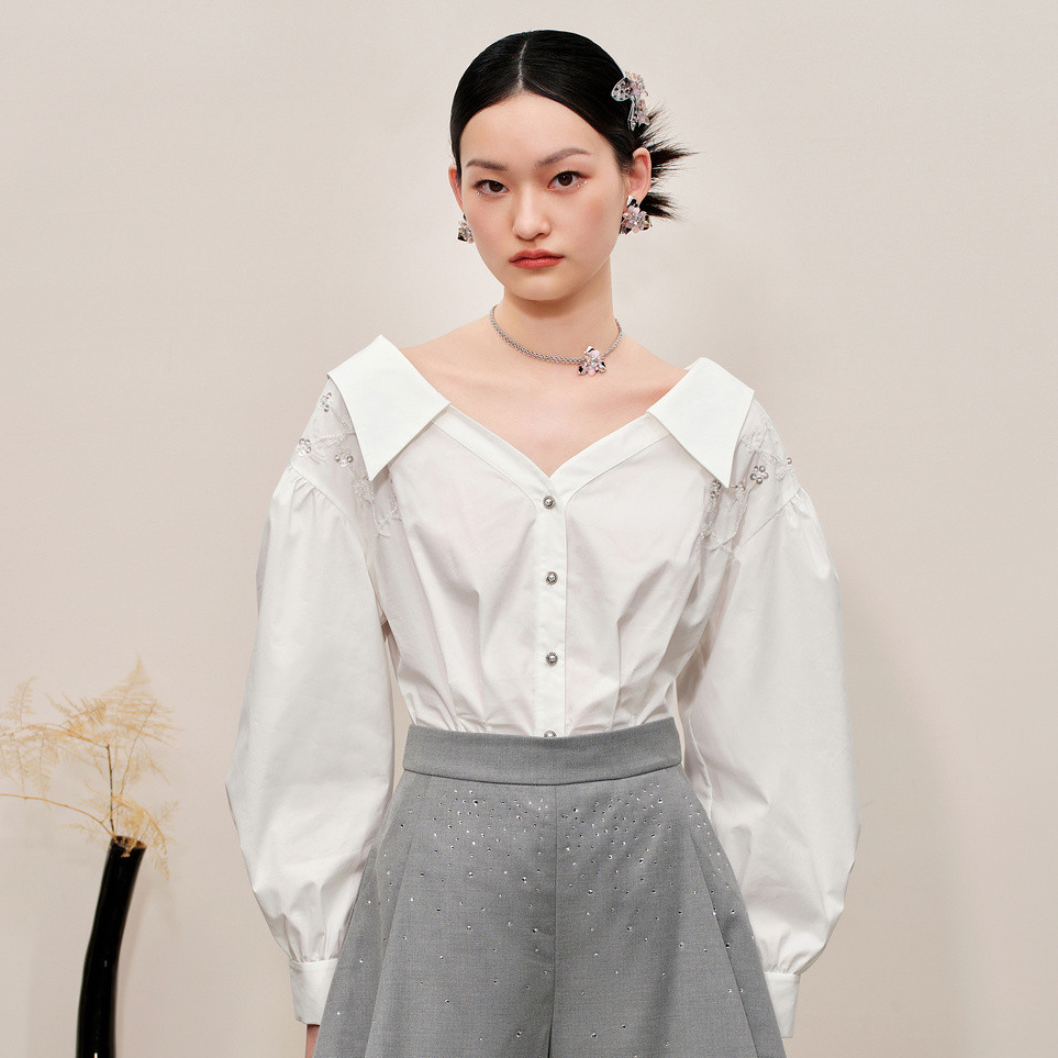 MAXRIENY极简精致休闲v领露肩衬衫女秋季修身衬衣