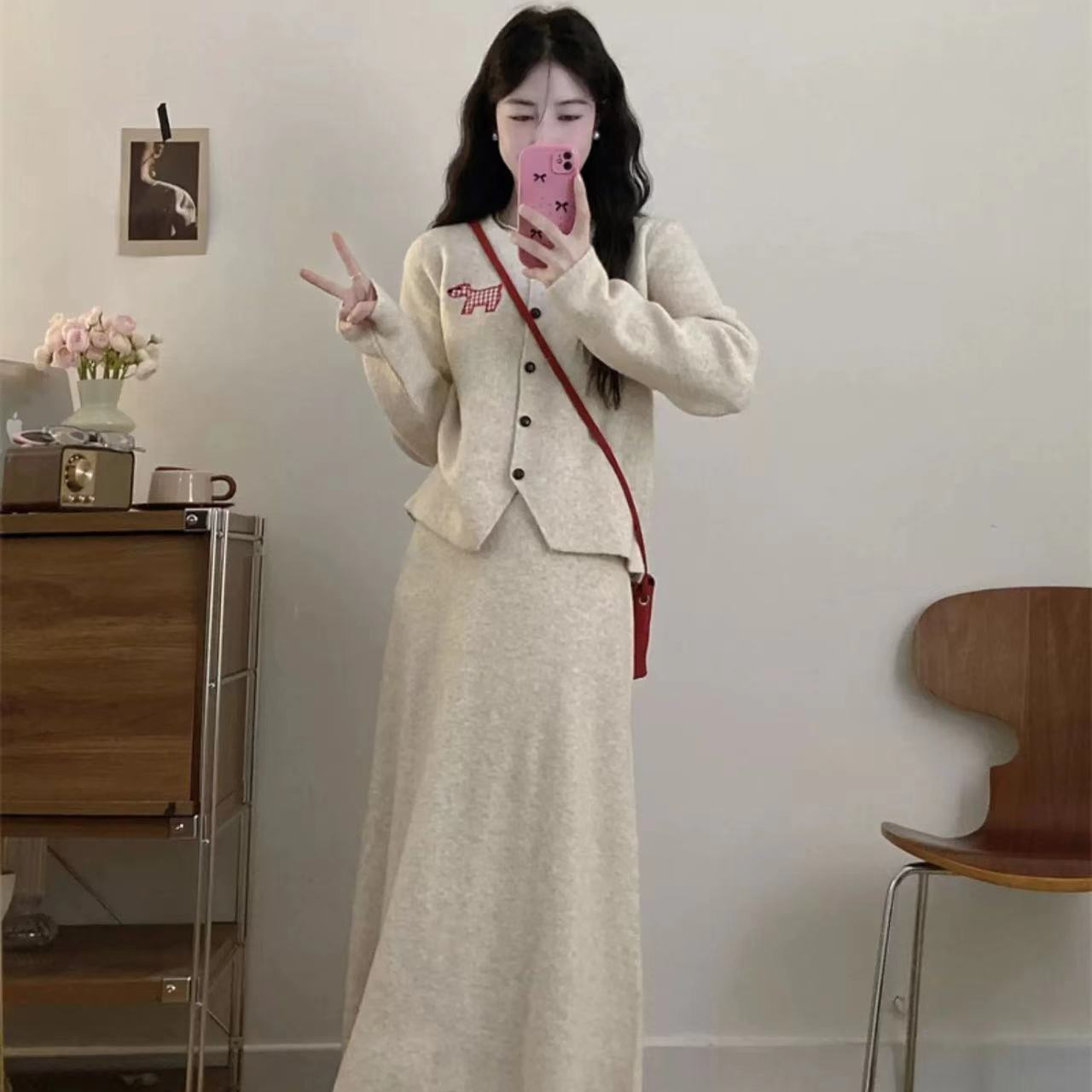 秋季时尚休闲减龄卡通绣花显瘦上衣+A字版高腰半身裙两件套套装