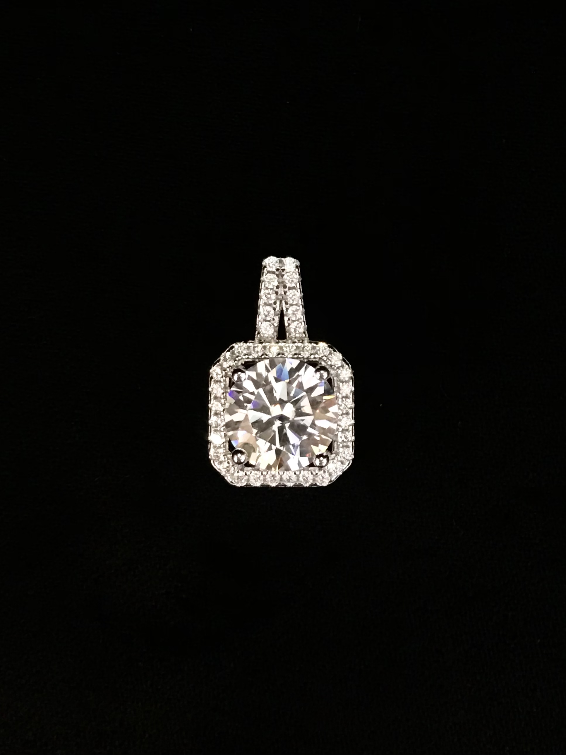 吊坠 斯里兰卡白色方包豪镶吊坠2ct   G47