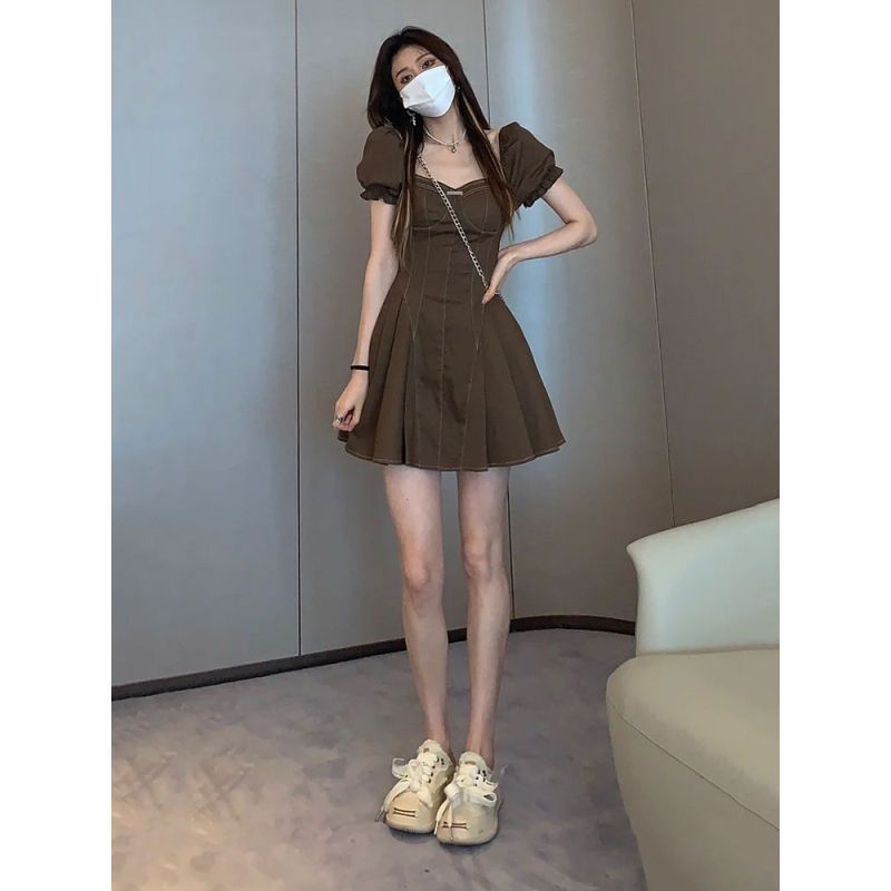 咖色方领泡泡袖连衣裙女夏季新款复古小众气质收腰显瘦辣妹短裙子