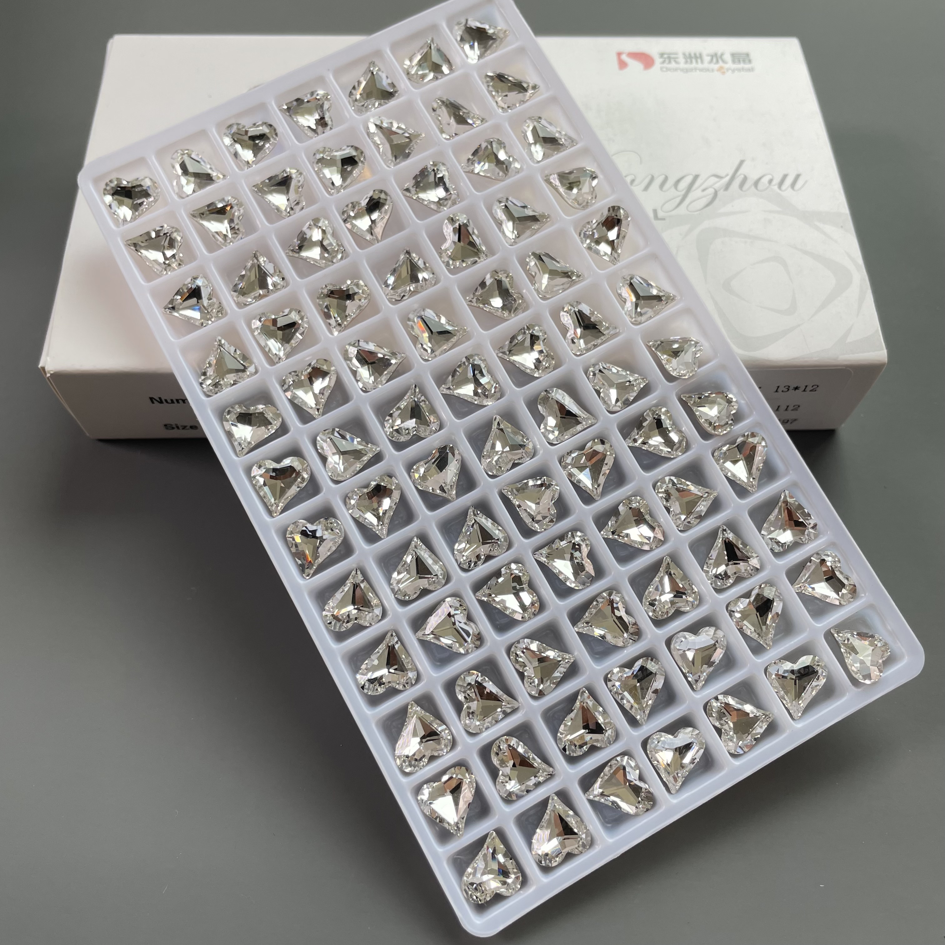 DONGZHOU 东洲9*8新小歪心美甲钻 尖底白色高闪异形歪心美甲饰品