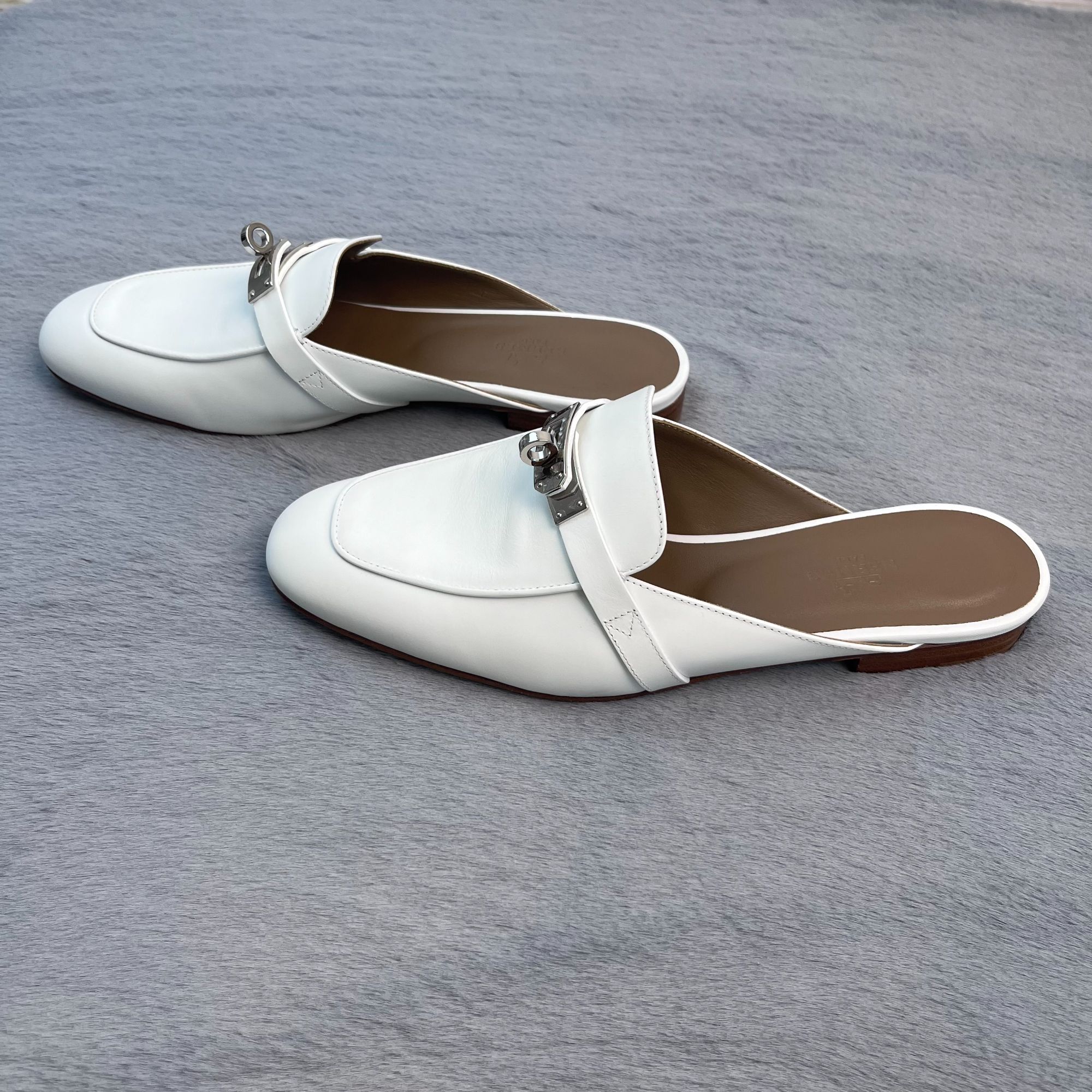 全新未使用 Hermes/爱马仕 38.5码!银扣皮革平底白色凉拖