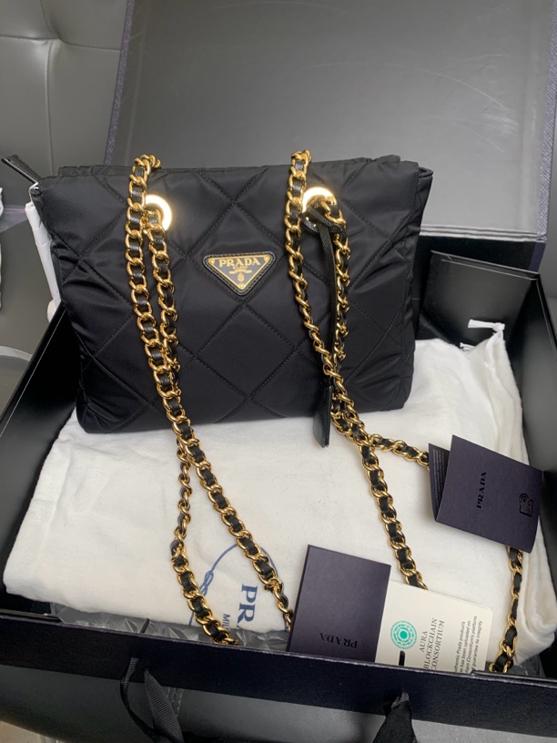 99新 Prada/普拉达 普拉达新款皮穿链单肩流浪包