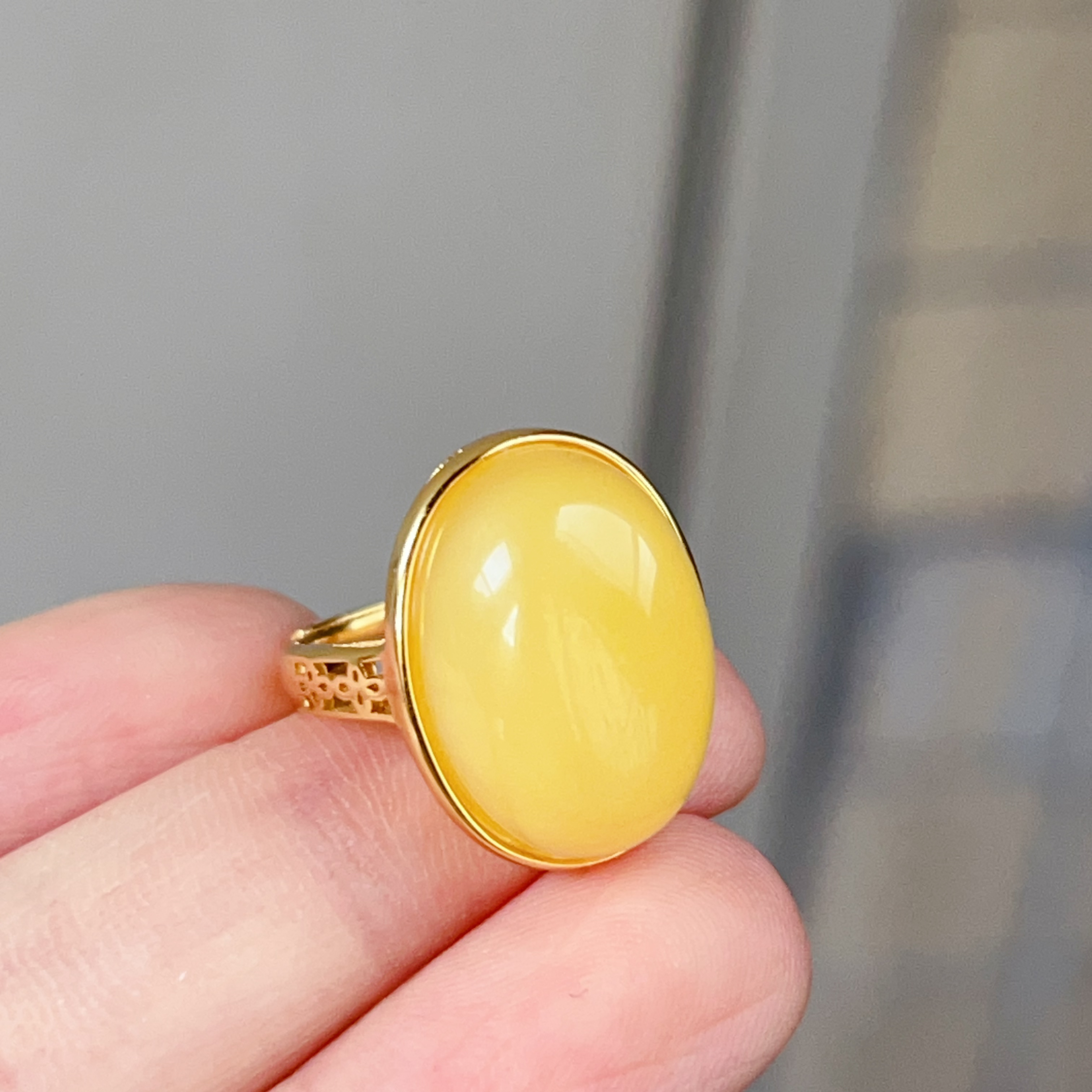 925银镶嵌天然蜜蜡蛋面戒指，款式简约大方，戒面尺寸13*18mm