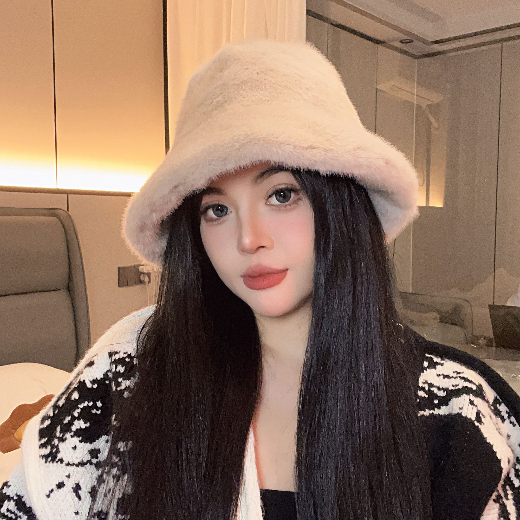 白色毛绒帽子女冬季可爱网红保暖加绒显脸小兔毛水桶渔夫帽大头围