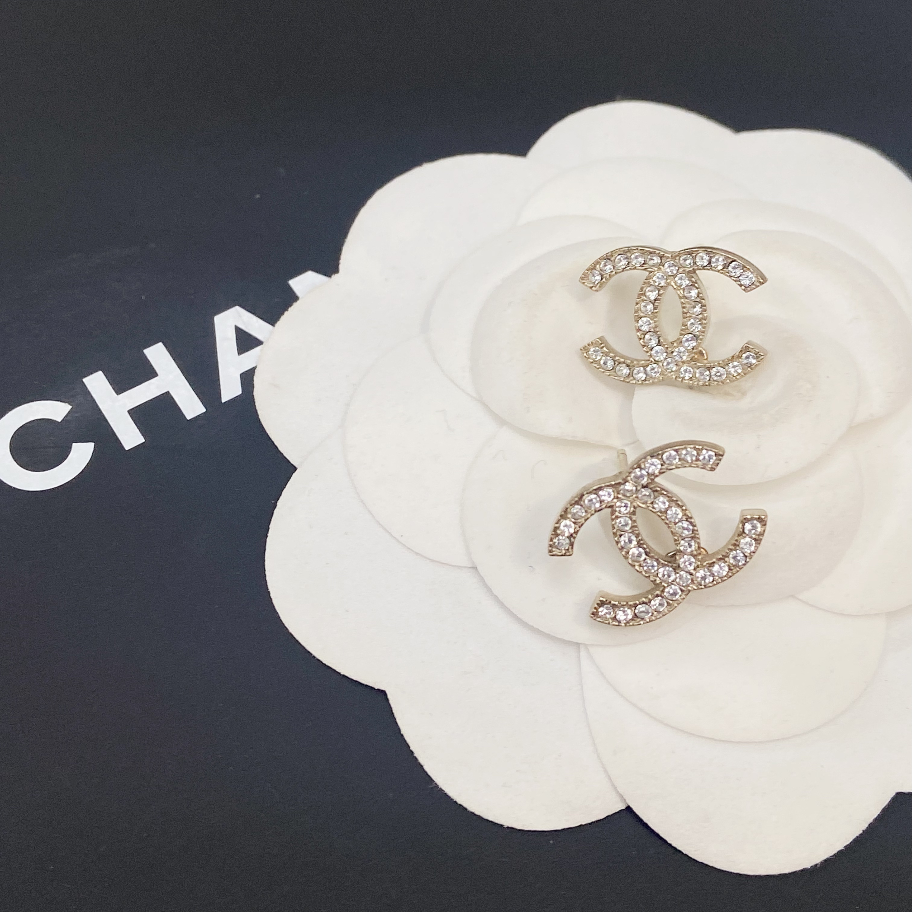 99新 Chanel/香奈儿 轻奢百搭款时尚款素款满钻款耳钉V