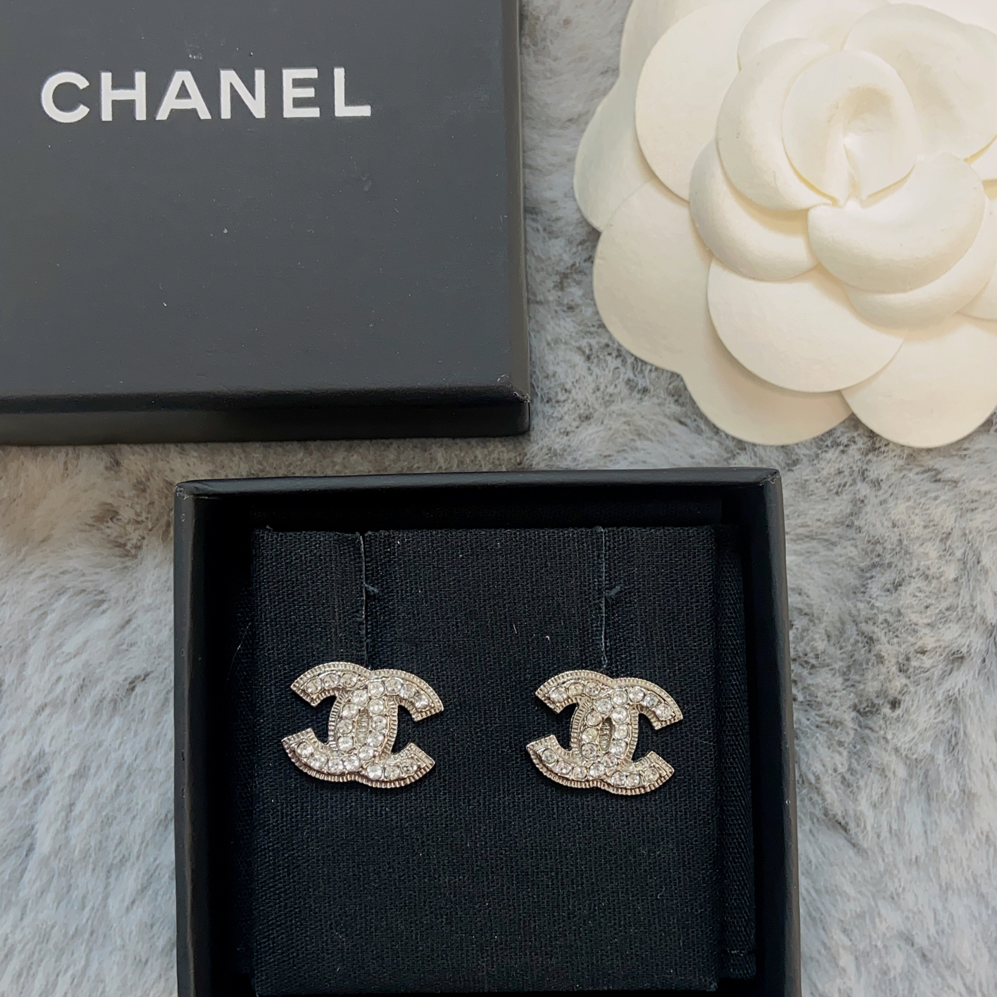 全新未使用 Chanel/香奈儿 素款经典时尚满钻银色款耳钉V