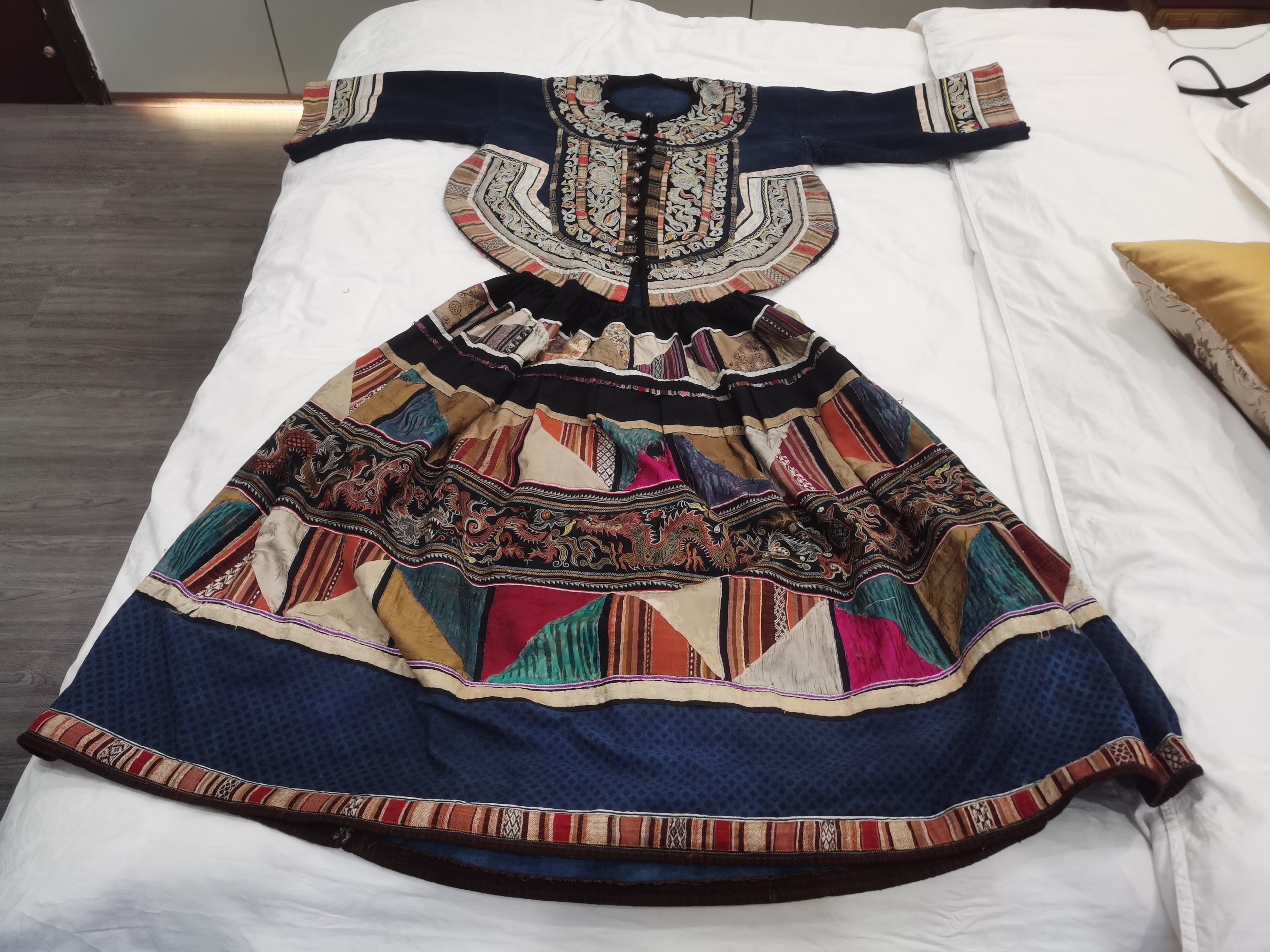 云南省麻栗坡县彝族传统刺绣套装服饰