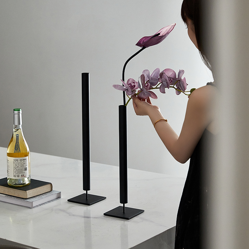 现代简约摆件高级感Ins风小众艺术金属花器软装酒店样板间装饰品