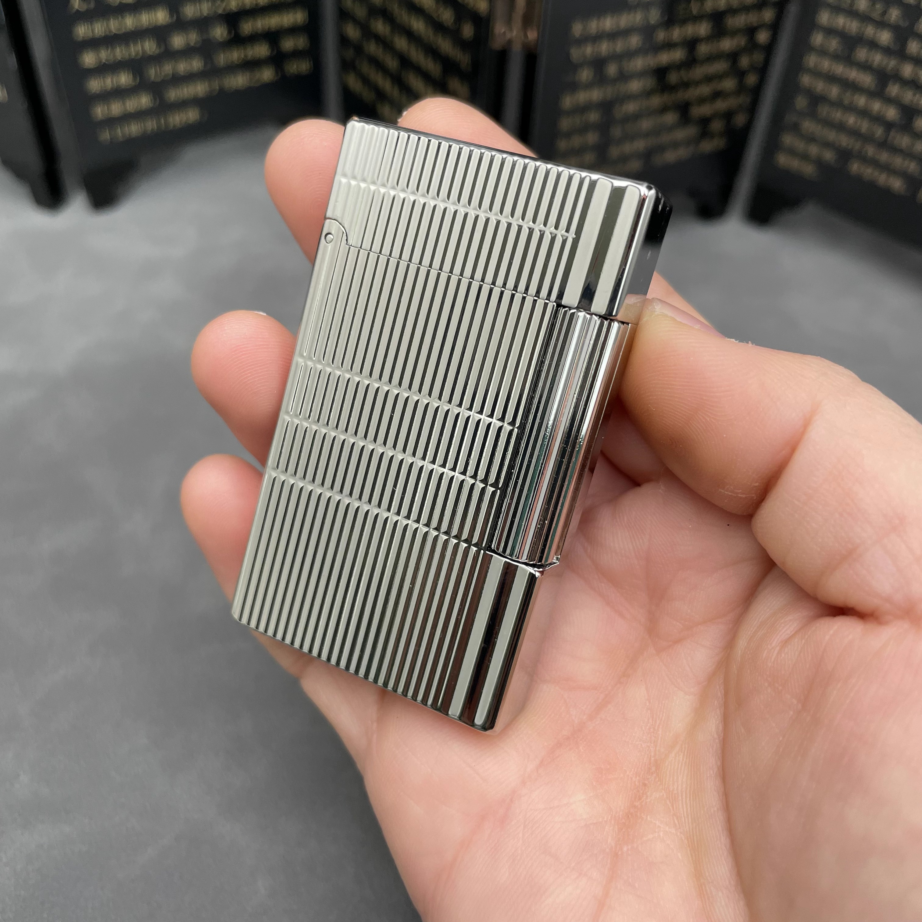 Calories盖茨比竖条纹煤油打火机经典双面银色侧滑点火朗声机B18