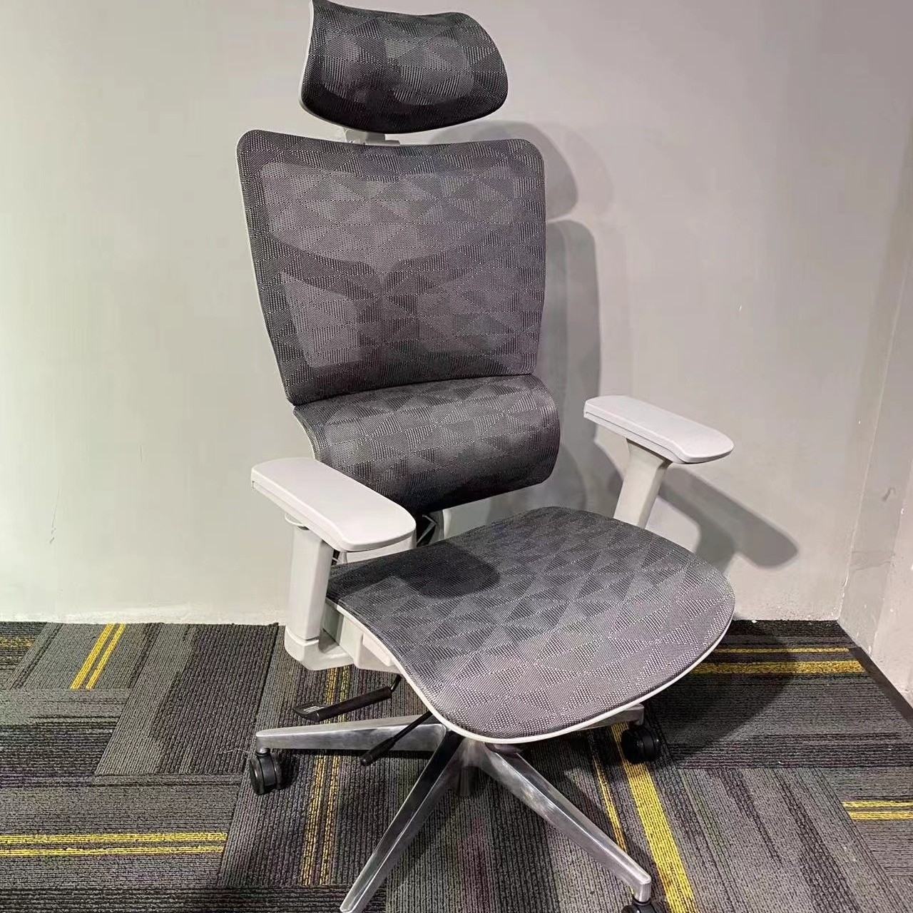 人体工学椅办公椅转椅电脑椅升降简约风办公室成人办公椅铝合金脚